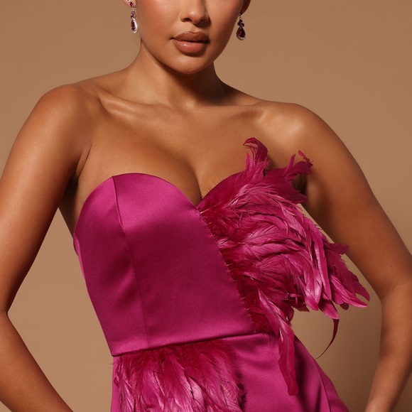 BNWT Asymmetrical Fashion Nova Maxi Dress with feather embellishment size Large - Picture 4 of 5